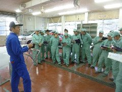 資料を見ながら話を聞く学生