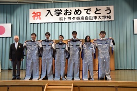 エンジニアウエアを披露