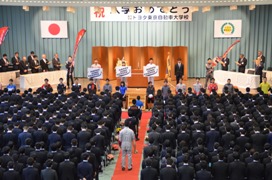 校歌隊と校歌斉唱!