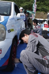 気持ちを込めて、スタート前の車両清掃!