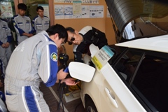 充電コネクタの挿し込み