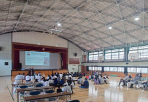 地域の中学校での防災フェスタでトヨタ給電展示【MIRAI・プリウスPHV】
